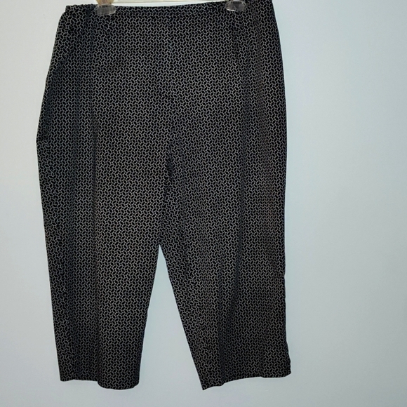 Talbot's Capri Pants Size 18P Zip Front Classic Black & White Geometric Print